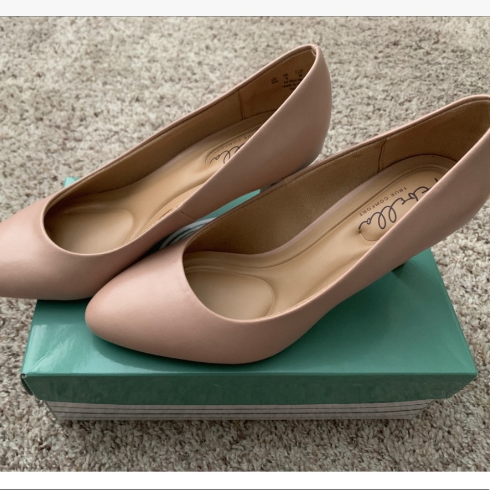 Abella Pumps